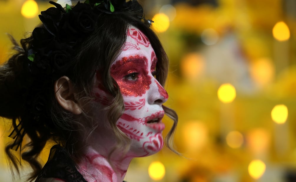 Linet Rodríguez cuenta a los asistentes la historia detrás de la ofrenda durante el evento «Navegando entre Recuerdos de Luz» en la experiencia del Día de Muertos de la escuela secundaria Early College High School, el jueves 30 de octubre de 2025 en Alamo, Texas.  Foto: Delcia López / AP