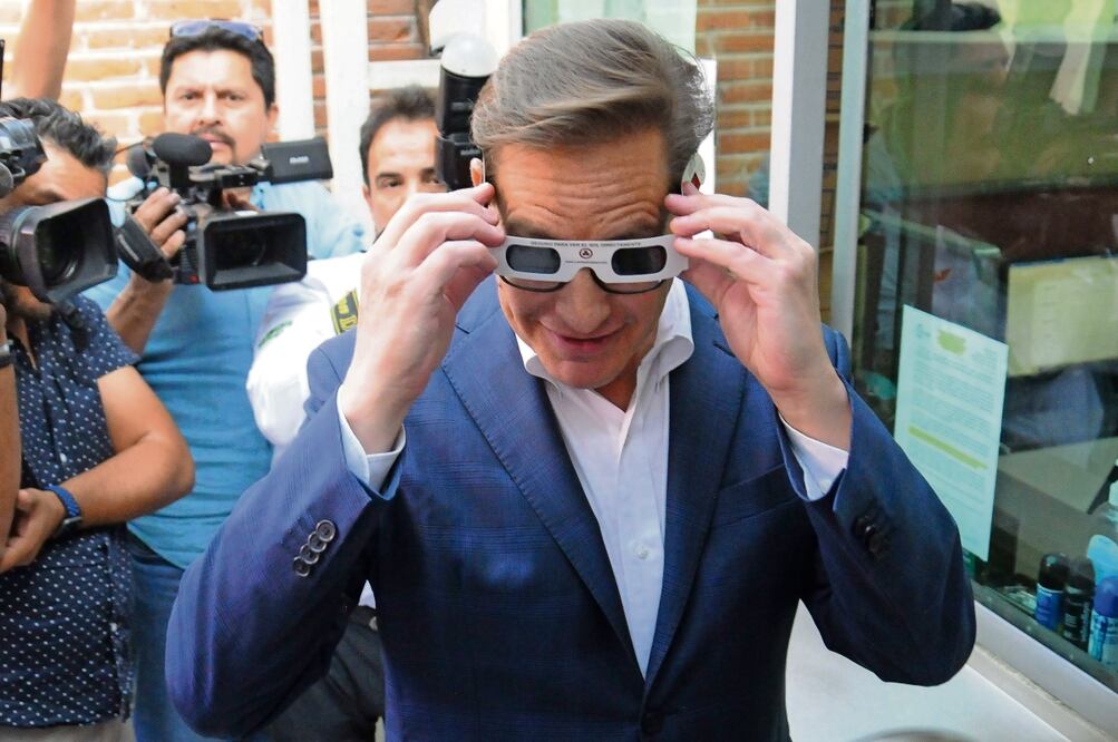 Al presentarse a interponer una queja contra el acuerdo de propaganda que avaló el IECM, Salomón Chertorivski aprovechó para mostrar los lentes con los que verá el eclipse solar. Foto: de Daniel Augusto Cuartoscuro