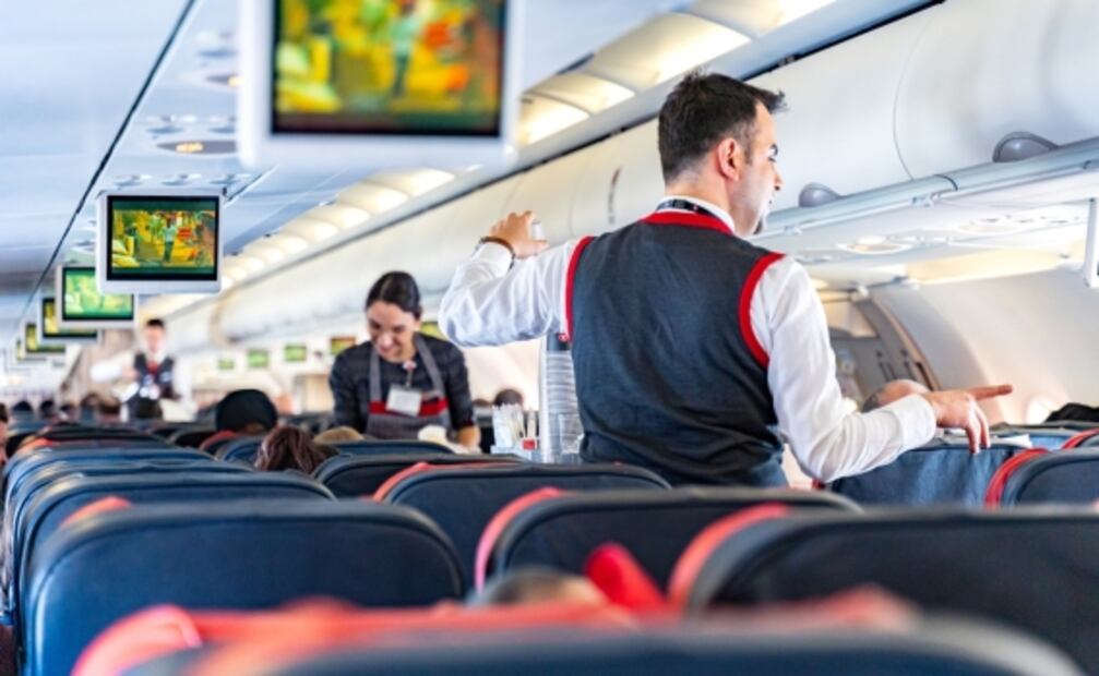¿Cuánto gana un sobrecargo? 10 cosas que no sabías sobre este trabajo