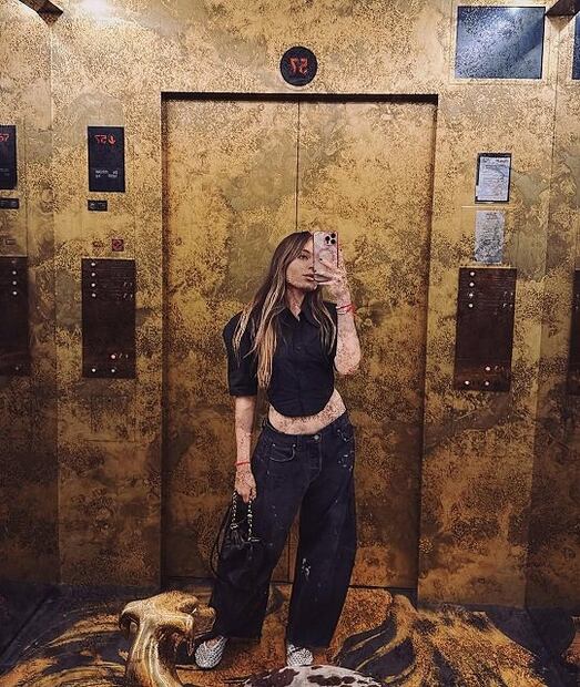 Los baggy jeans se pueden usar con crop tops. Foto: Instagram @sofia_96castro