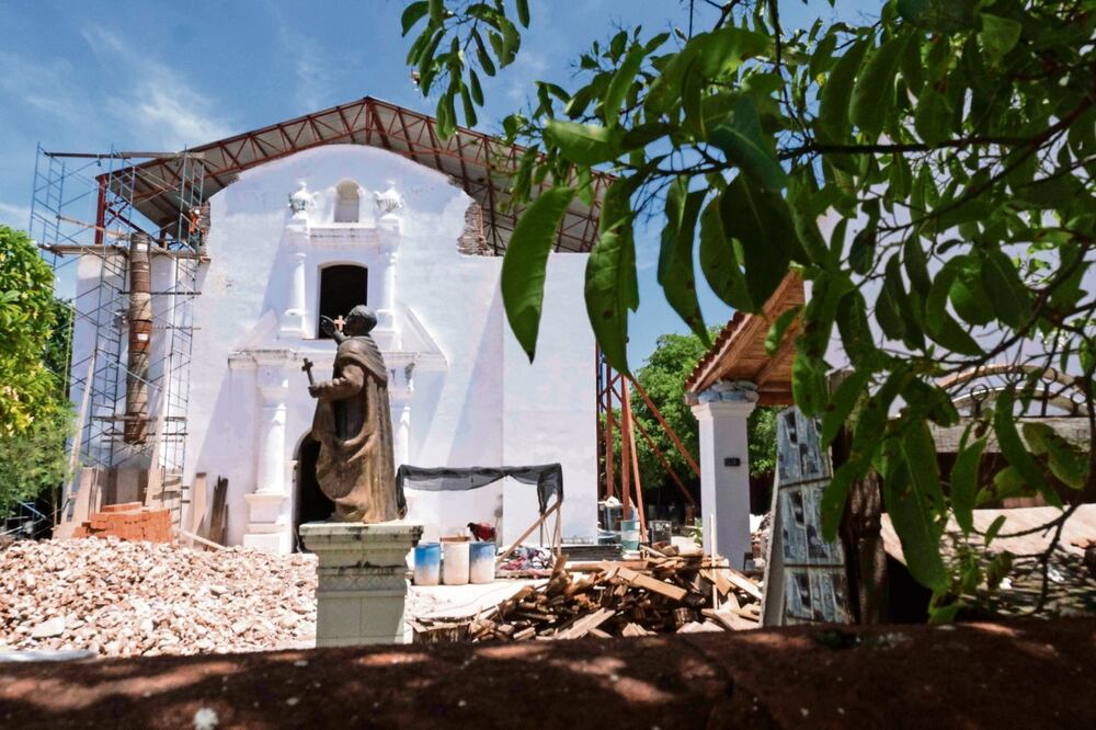 La rehabilitación de la iglesia de San Vicente Ferrer ha estado en el olvido prácticamente tres años. Falta atender campanarios y la cúpula, entre otros aspectos, para que la comunidad católica de Juchitán vuelva al recinto. Foto: Mario Arturo Martínez / El Universal
