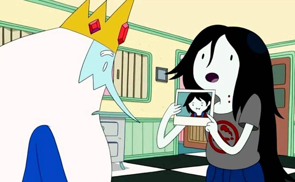 En la cuarta temporada, Marceline fracasa en recordarle al Rey Helado que se conocieron hace siglos, con una foto que él le tomó de niña. Al reverso, él escribió un mensaje en que se disculpaba de todo lo que pudiera hacer tras perder la razón. Pinterest.