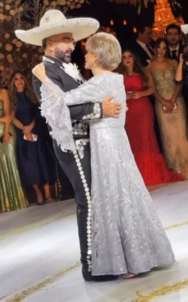 Doña Cuquita baila con su primogénito durante su boda.
Foto: Instagram