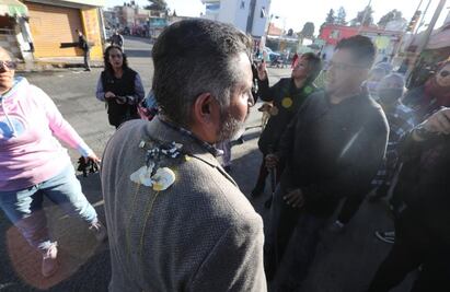 Le avientan un huevo a exregidor por no atender tema de baches en Toluca: FOTOS