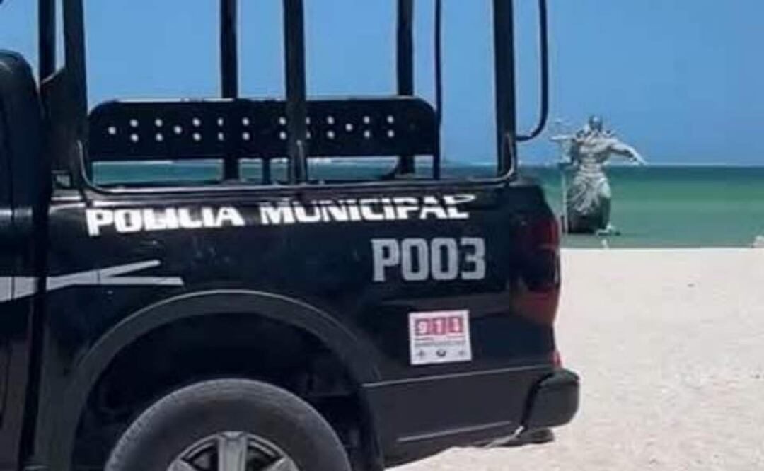 El fallecimiento de la anciana cerca de estatua de Poseidón en Yucatán, generó una intensa movilización de los servicios de emergencia y policías (03/04/2025). Foto: Especial