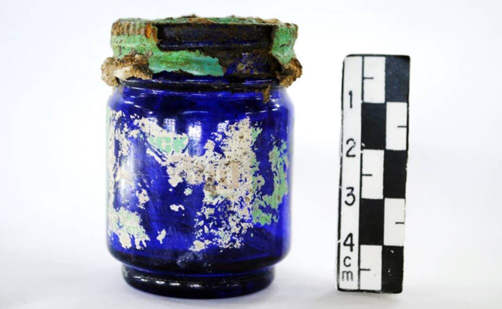 Con la misma naturalidad con que desentierran vasijas o esculturas prehispánicas, los arqueólogos del INAH encontraron este frasco del ungüento para la gripa. Imagen: Proyecto Solidaridad-INAH.