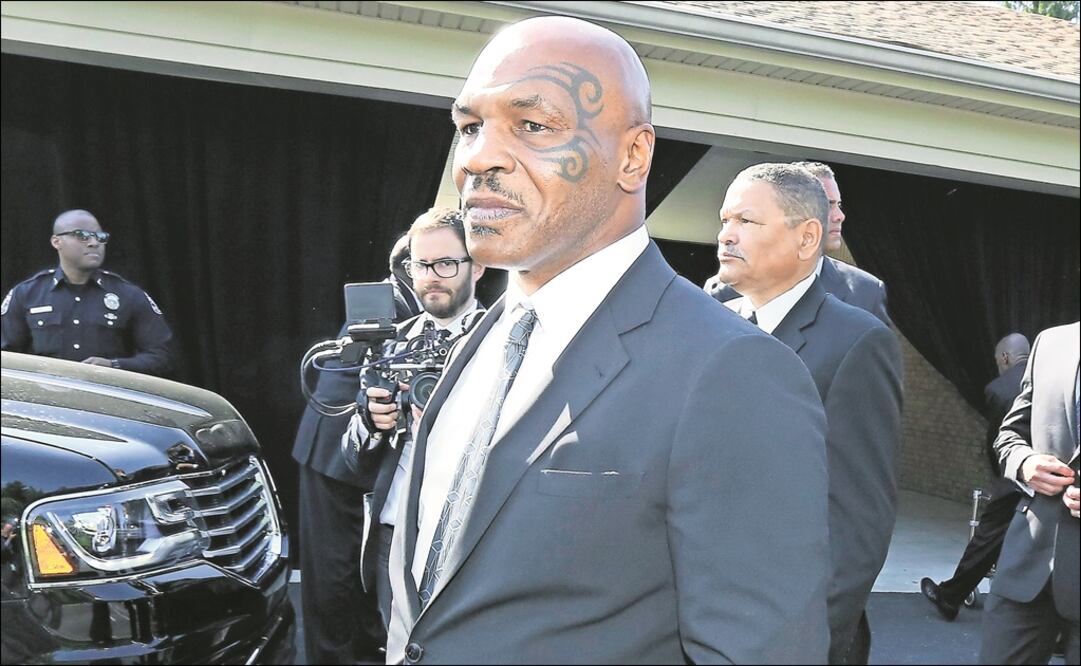 El exboxeador platicó con su compañero de show Eben Britton del consumo de cannabis que hacían al mes