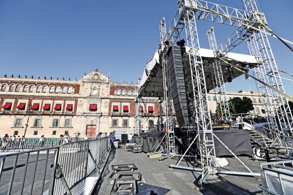En la plancha del Zócalo capitalino ya se observa el templete que usarán los organizadores para la presentación de varias bandas y solistas. (VALENTE ROSAS. EL UNIVERSAL)