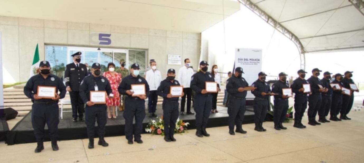 Carlos Joaquín condecora a 46 policías por acciones destacadas y años de servicio 
