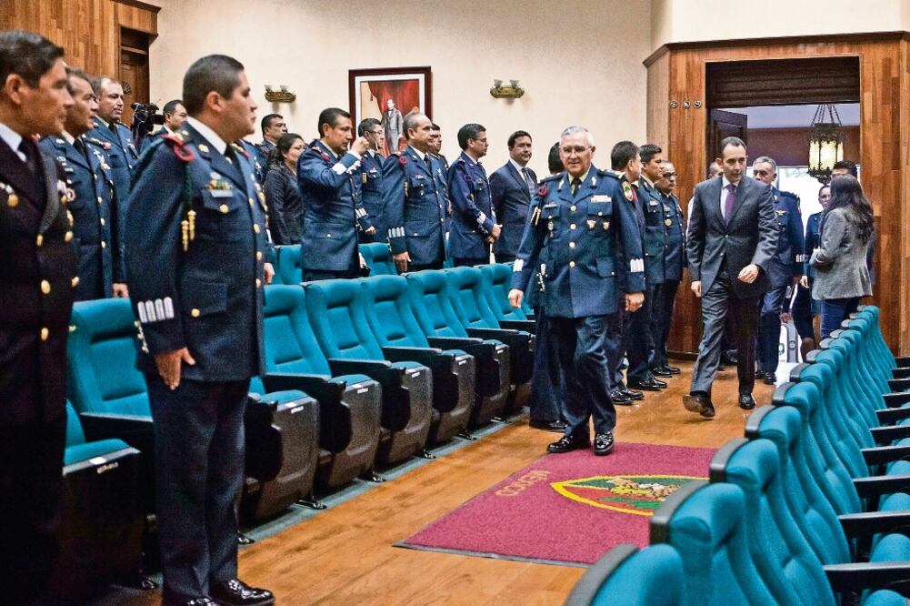 El senador panista Roberto Gil, a su llegada al antiguo Colegio Militar, donde dictó una conferencia a militares de alto rango, alumnos de maestría (CRISTOPHER ROGEL BLANQUET. EL UNIVERSAL)