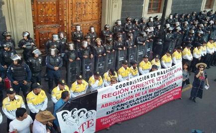 Teachers hold protest before the Ministry of Education