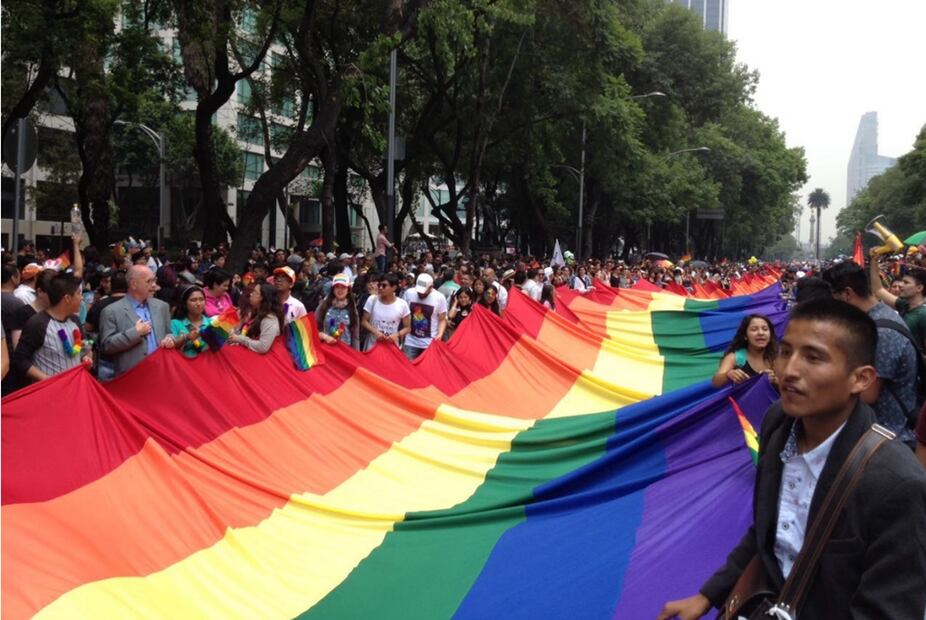 Una enorme bandera con los colores del arcoíris cubre Paseo de la Reforma durante el paso de la marcha. Foto Edgar Paredes
