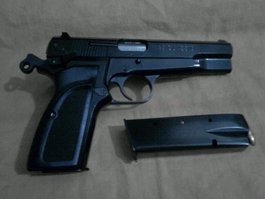 "El padre, que se durmió en el auto con su arma, tuvo miedo por los golpes, tomó su arma y disparó en dirección de la persona que estaba golpeando", dijeron las autoridades (Foto: Archivo)