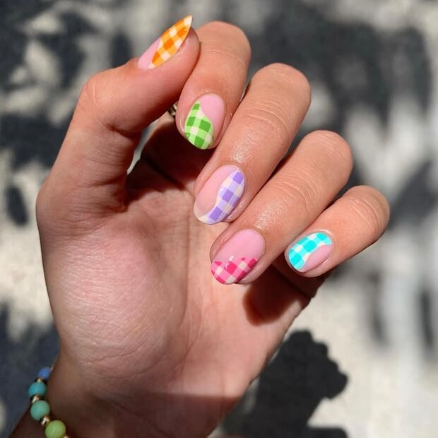 Este diseño es moderno y vibrante. Foto: Instagram @samrosenails