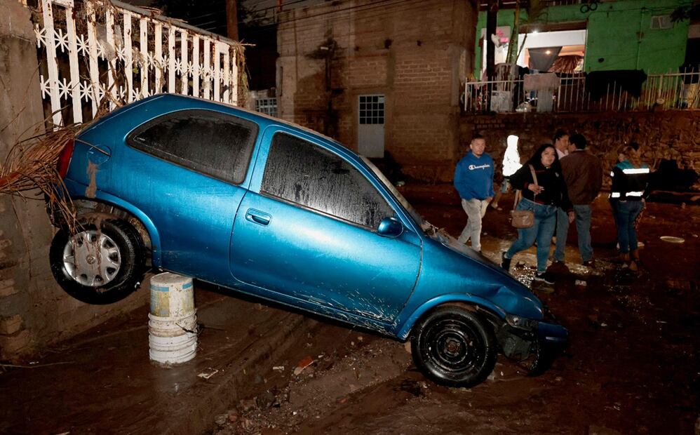 Un auto fue arrastrado por la corriente de agua, tras una inundación causada por una tormenta en el barrio Martinica en Zapopan, Jalisco, el lunes 29 de septiembre de 2025. Foto: AFP