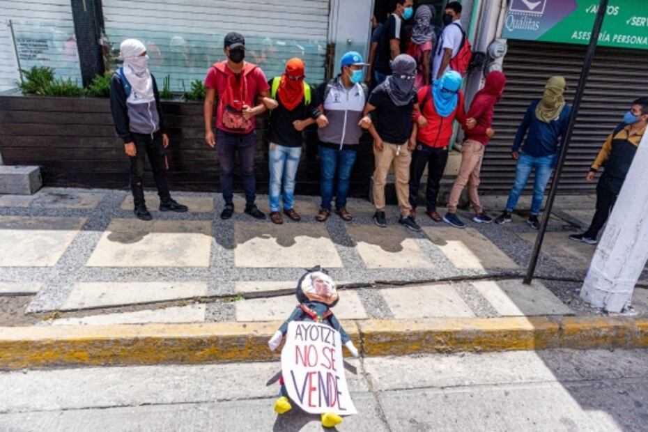 Normalistas vandalizan sede del PRD-Guerrero y casa de campaña de Evelyn Salgado