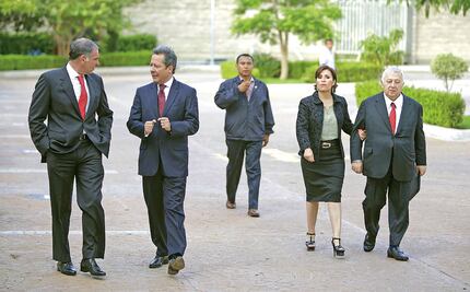 Golpe a CNTE; le quitan control de los maestros