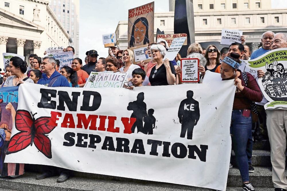 Manifestantes defensores de los derechos de los migrantes durante la marcha de ayer en Nueva York en contra de la política de Tolerancia Cero del gobierno de Donald Trump. (AFP)