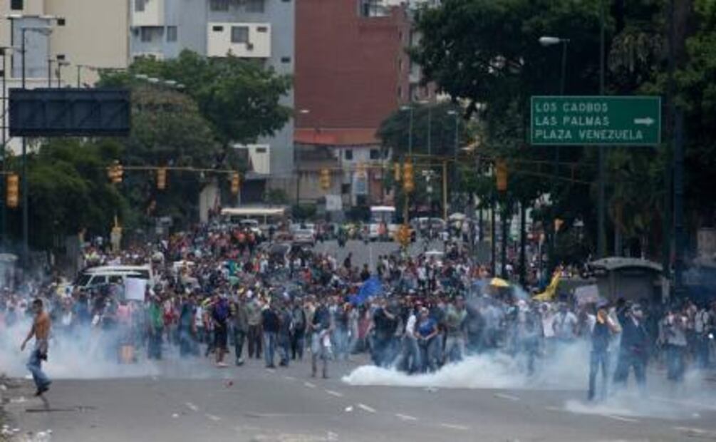 Policía reprime marcha opositora en Venezuela