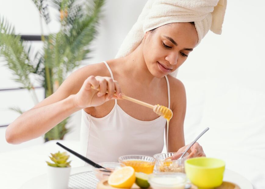 Elabora una mascarilla con miel para tu cara. Foto: Freepik
