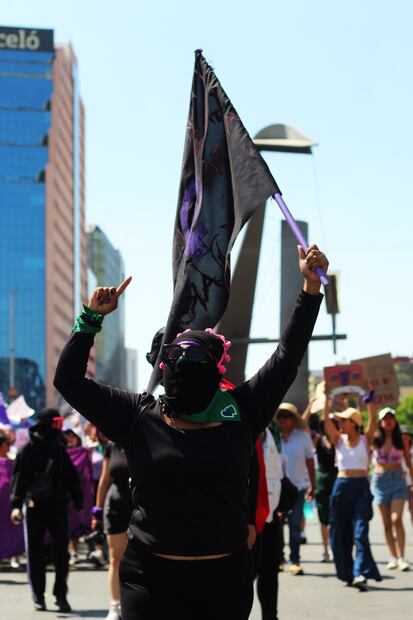 Mujeres del bloque negro protestan en la marcha del 8M. Foto: Brenda Martínez/EL UNIVERSAL