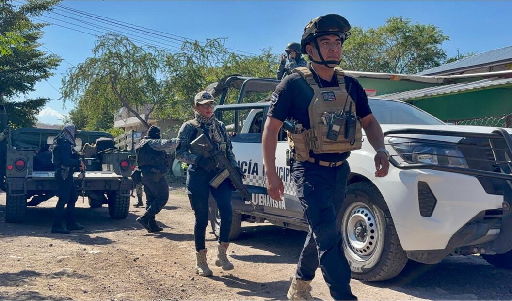 Habitantes de comunidades rurales de Apatzingán y Buenavista retornan a sus casas al ver la presencia de fuerzas estatales y federales. Foto: Carlos Arrieta/EL UNIVERSAL