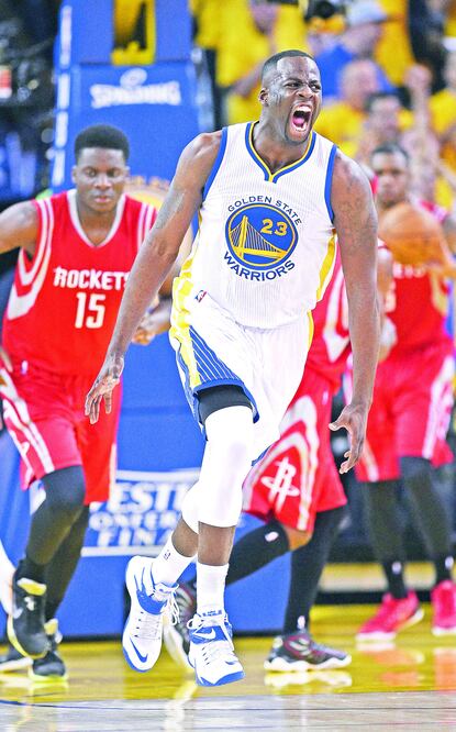 El delantero Draymond Green fue el mejor hombre para el conjunto de Golden State debajo de la tabla, al capturar 12 rebotes y aportar 13 puntos (JOHN G. MABANGLO / EFE)