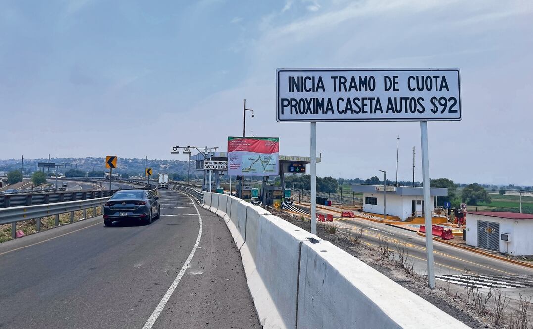 En las vialidades colocaron señalamientos que indican el cobro de peaje en el distribuidor Santa Inés. Foto: de Arturo Contreras.