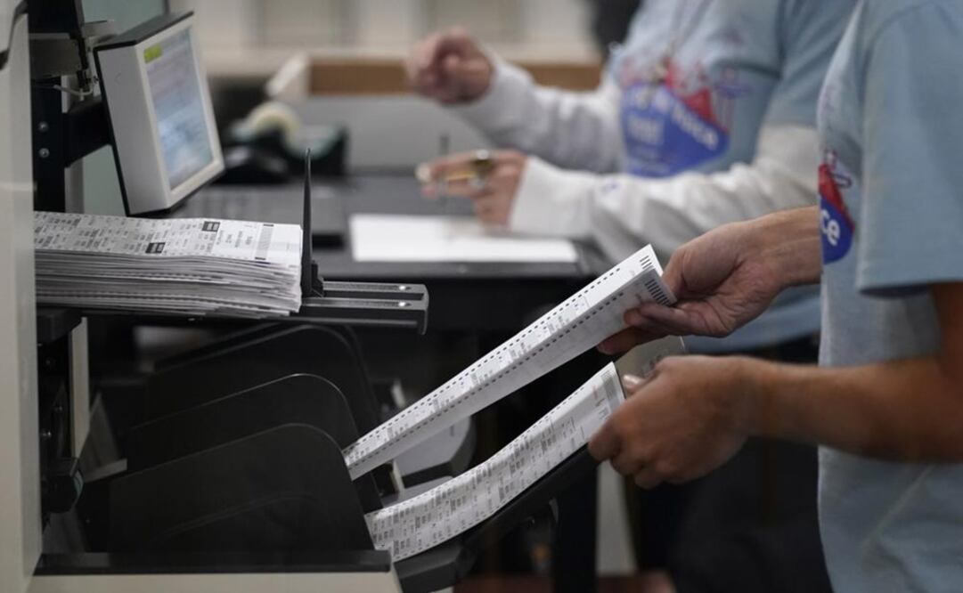 Los trabajadores electorales procesan las boletas en el Departamento de Elecciones del Condado de Clark. Foto: AP