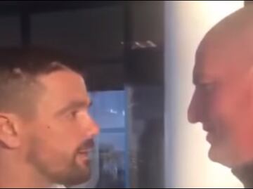 Ex futbolista del Rangers encara a aficionado que lo insultó
