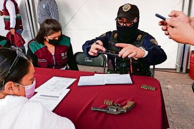 Mujeres entregan gran parte de armas en CDMX