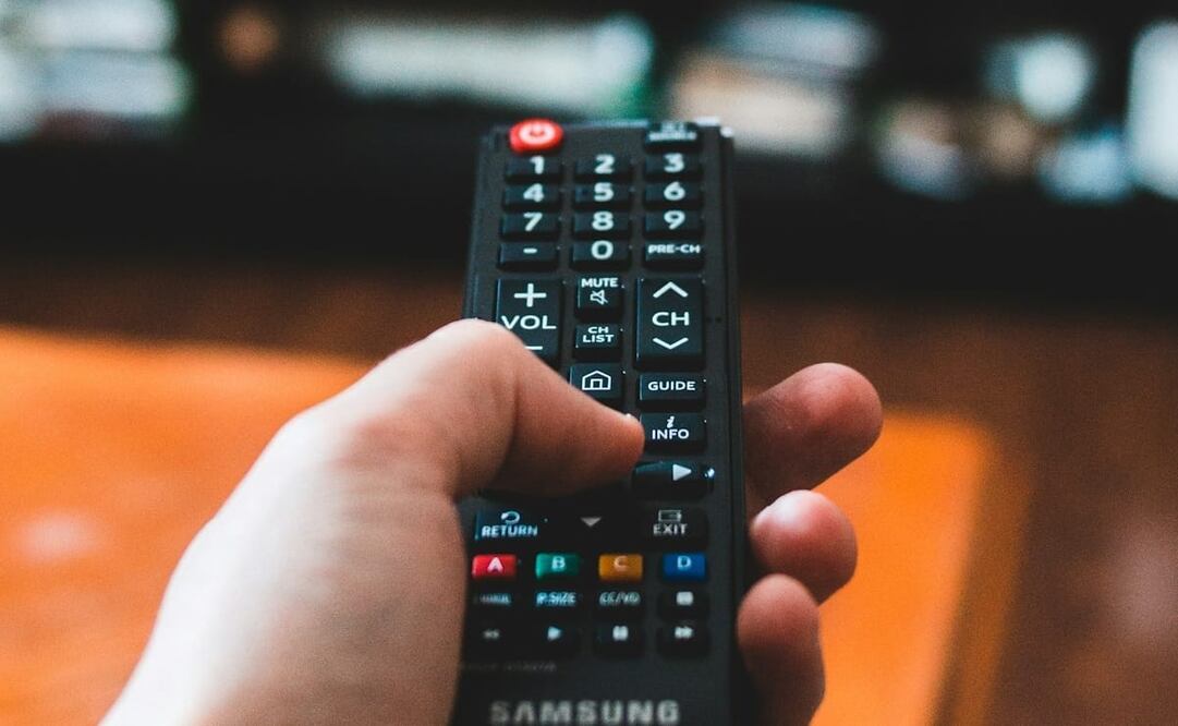 Los botones de colores del control remoto y sus funciones. Foto: Unsplash