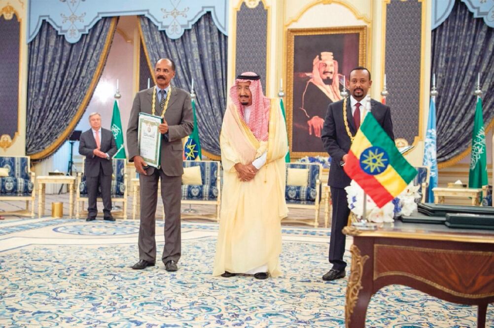 El presidente de Eritrea, Isaias Afwerki (izq.), y el primer ministro de Etiopía, Abiy Ahmed, durante la ceremonia de la firma de paz. (REUTERS)