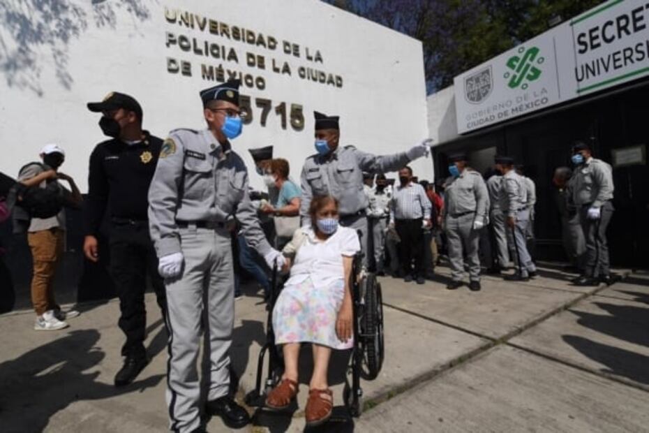 "Por fin vamos a irnos de vacaciones... es broma": dice doña Rosa tras vacunarse en Álvaro Obregón