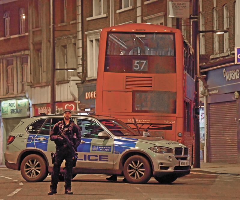 Un policía británico, cerca del lugar donde ocurrió el apuñalamiento en Streatham, Londres. ALBERTO PEZZALI. AP