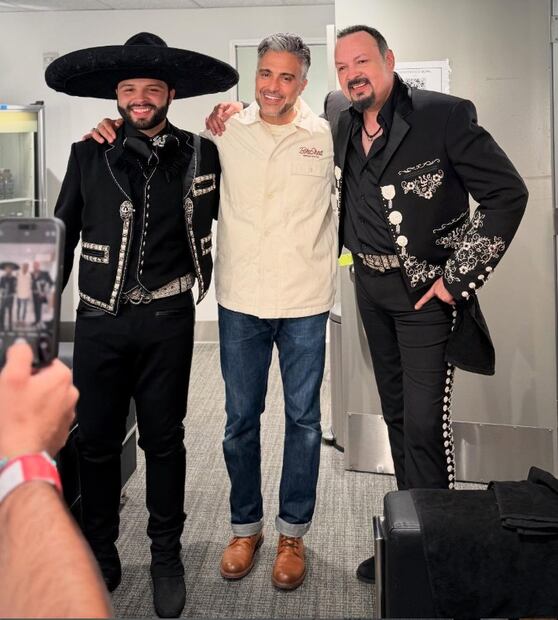 Jaime Camil presume foto con Pepe Aguilar y su hijo Leonardo Aguilar.