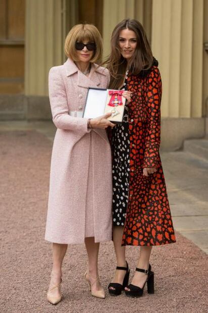  Anna Wintour recibe premio de dama del Imperio Británico de la reina Isabel ll