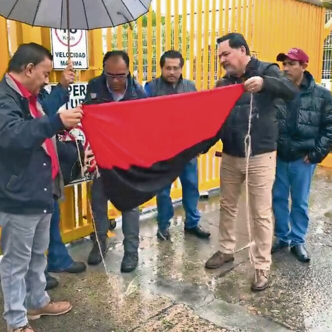 Trabajadores procedieron a quitar las banderas rojinegras, luego de que las empresas acordaron darles un aumento salarial de 20% y un bono de $32 mil. SANDRA TOVAR. 