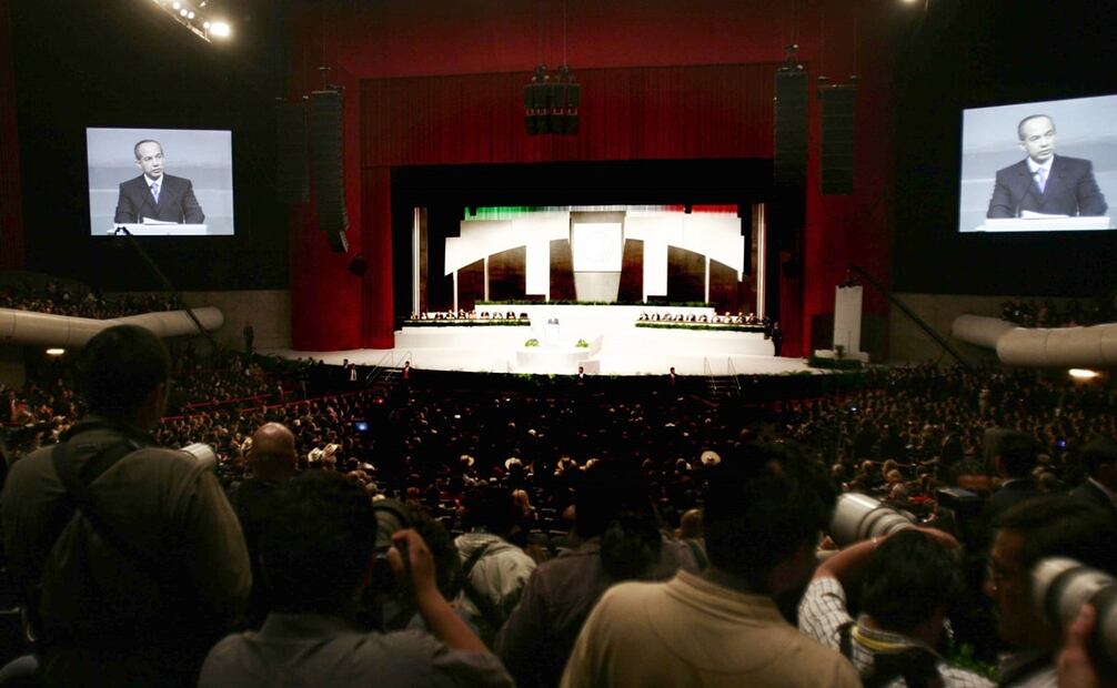 Felipe Calderón dio su primer discurso como presidente en el Auditorio Nacional. Algunos sitios que albergaron tomas de protesta fueron el Recinto Parlamentario de Palacio Nacional, Congreso Legislativo en Donceles, Palacio de Minería, Estadio Nacional, Palacio de Bellas Artes, Auditorio Nacional y el Palacio Legislativo de San Lázaro. Foto: Eduardo Morales/EL UNIVERSAL.