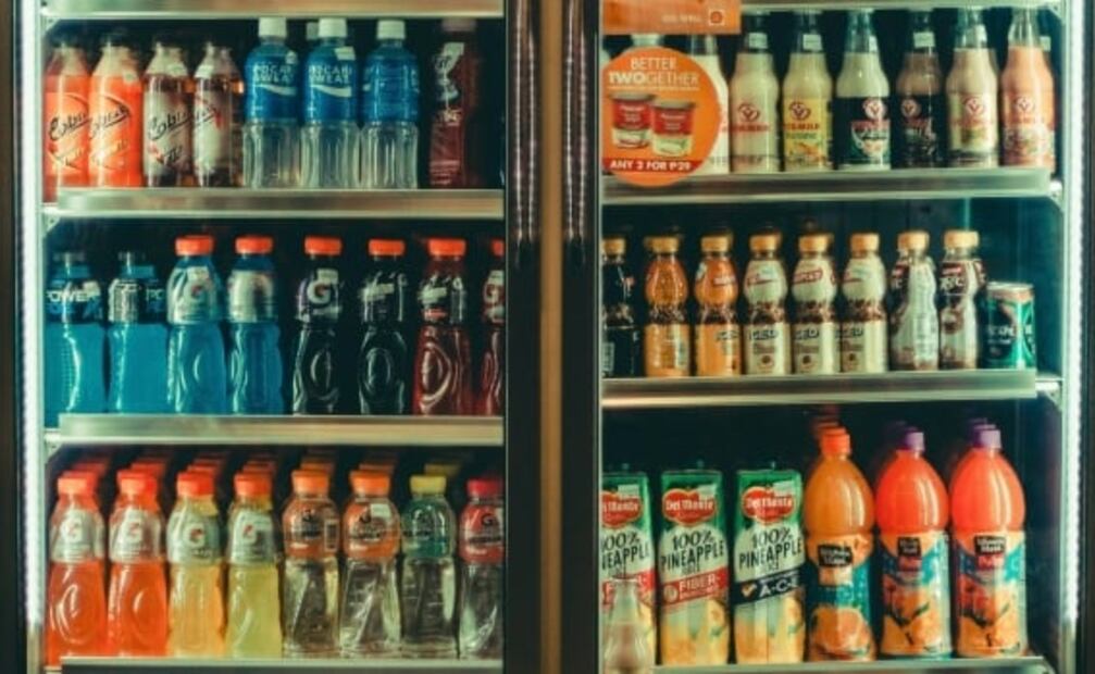 ¿Cuáles son los peligros de tomar refresco según Harvard?