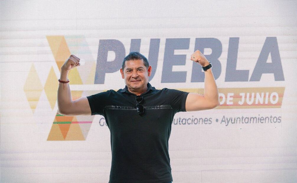 El candidato a la gubernatura de Puebla por la Megacoalición "Sigamos Haciendo Historia", acudió al ensayo previo al debate. Foto: especial