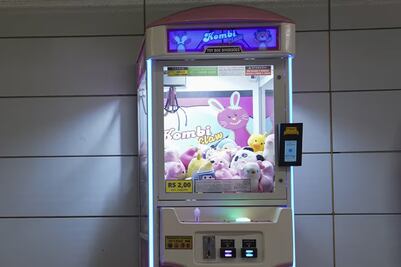 Esta es la insólita guerra que Río de Janeiro lanzó contra... las máquinas para agarrar peluches