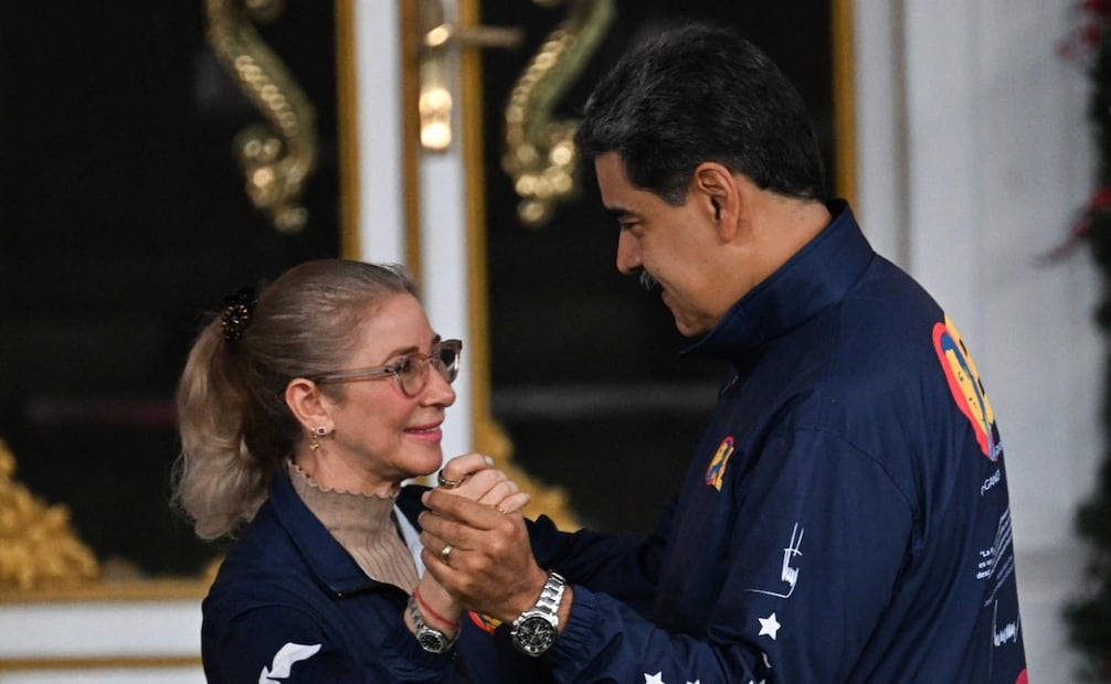 El presidente de Venezuela, Nicolás Maduro, baila durante las celebraciones del Día del Estudiante en el Palacio de Miraflores en Caracas (21/11/2025). Foto: AFP