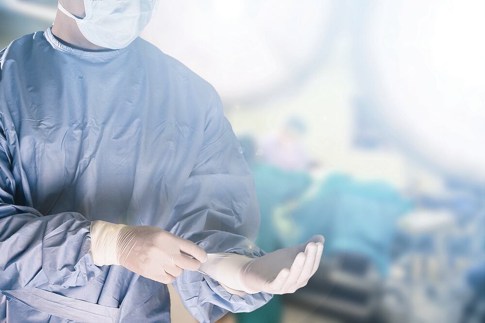 Cirujano británico graba sus iniciales en hígados de dos pacientes