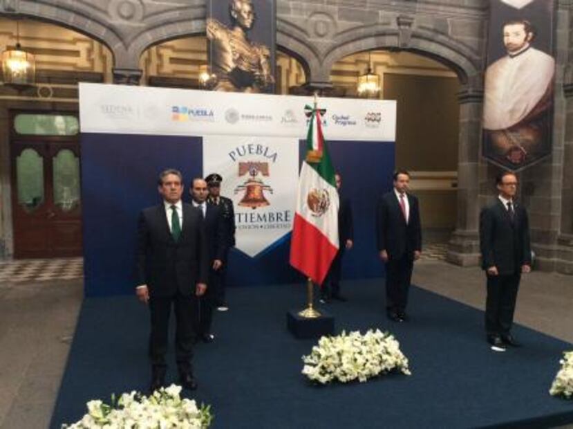 Puebla inicia festejos patrios con izamiento de bandera