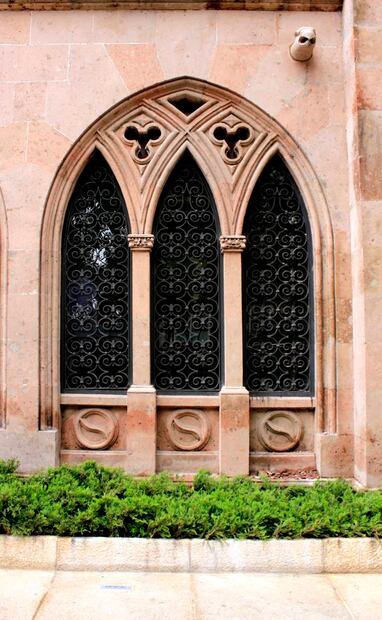 Las ventanas son parte de lo que hace única a esta casa, pues la arquitectura gótica no es tan frecuente en esta capital. Son detalles que encarnan valor histórico y artístico a plena vista. Foto: Nadya Murillo/EL UNIVERSAL.