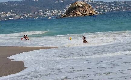 Salvavidas rescatan a jóvenes arrastrados por las olas en playa de Acapulco