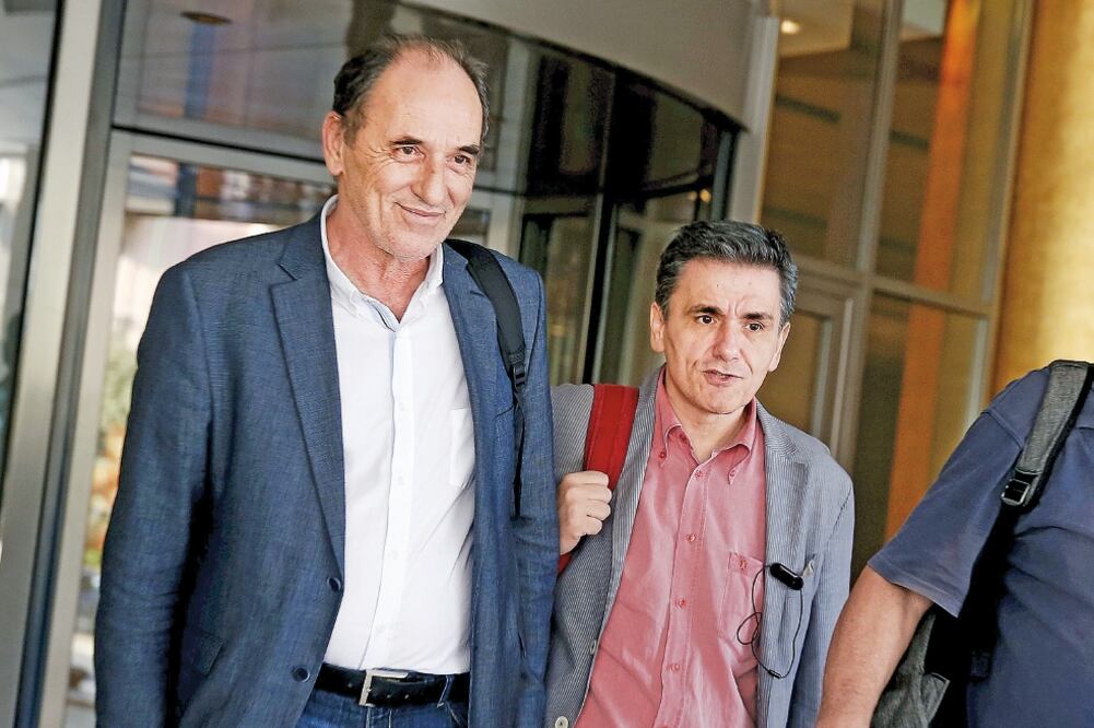 El ministro griego de Economía, George Stathakis (izq.), y el de Finanzas, Euclid Tsakalotos, tras su reunión con acreedores, en Atenas, ayer (ALKIS KONSTANTINIDIS. REUTERS)