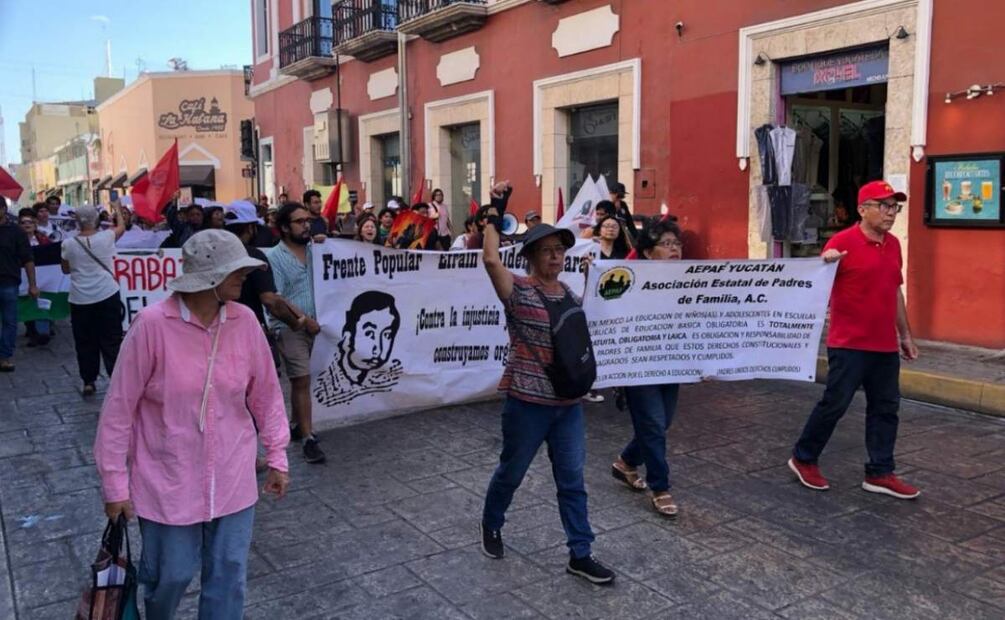 Marchan por calles del Centro Histórico de Mérida, Yucatán, para conmemorar el Día Internacional del Trabajo (01/05/2025). Foto: Especial