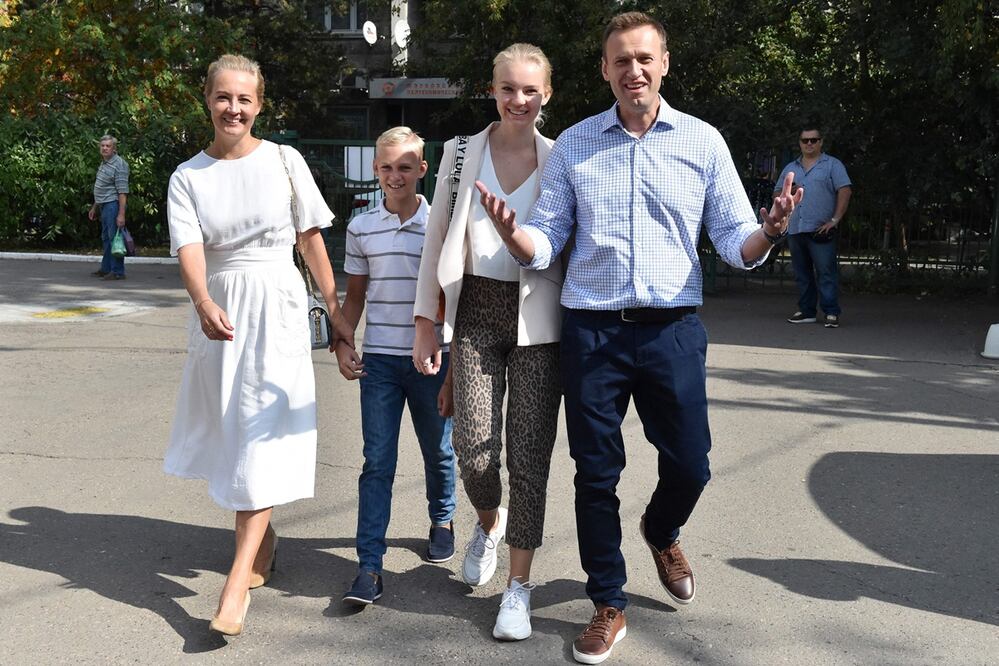 El activista de la oposición rusa Alexei Navalny (der.), su hija Daria, su hijo Zakhar y su esposa Yulia llegan a un colegio electoral durante las elecciones a la Duma de la ciudad de Moscú el 8 de septiembre de 2019. Foto: AFP
